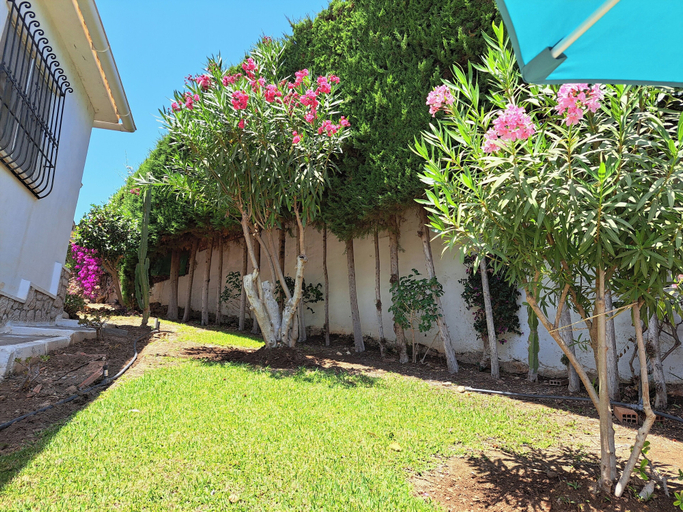 Property grounds 2, 2 Bed Villa - Sleeps 5 - Private Pool & Garden, Málaga