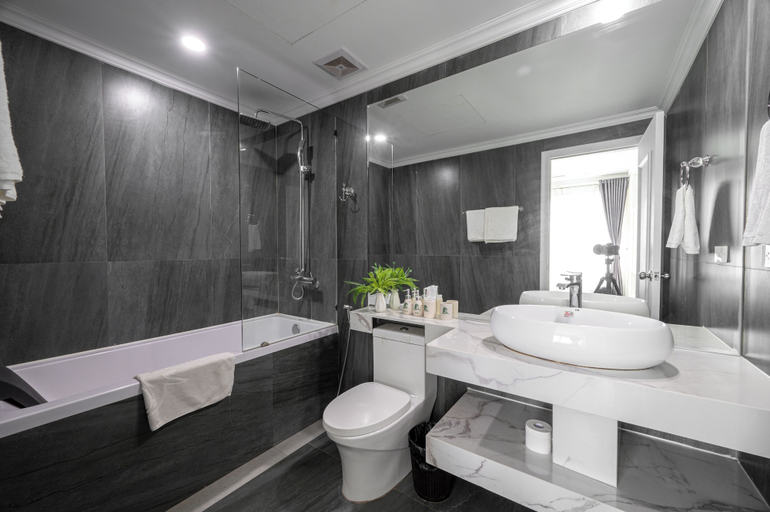 Bathroom 2, Luxe Paradise Suites Xuan Dieu, Tây Hồ
