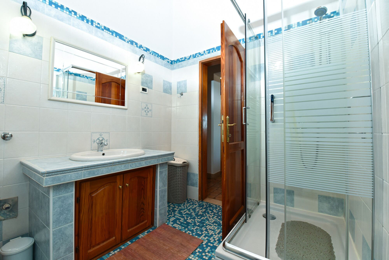 Bathroom 3, Apartment 1945, Bale