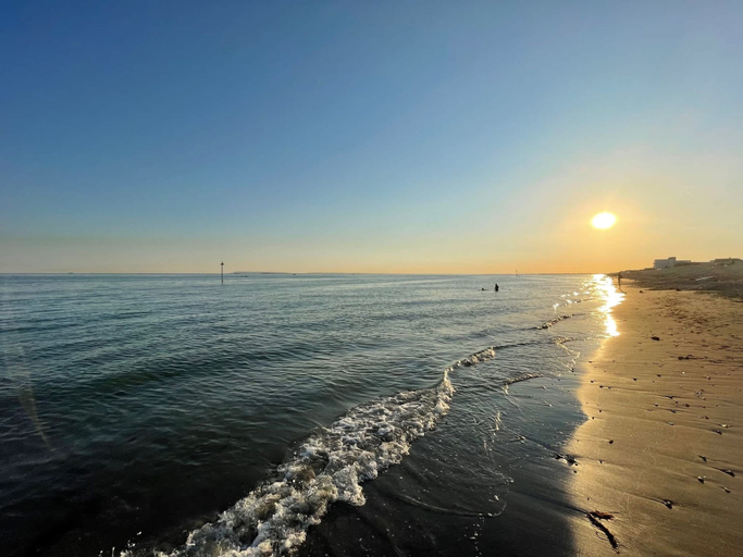 Room 1, Charming Seaside Cottage - 5-min Walk to Beach, West Sussex