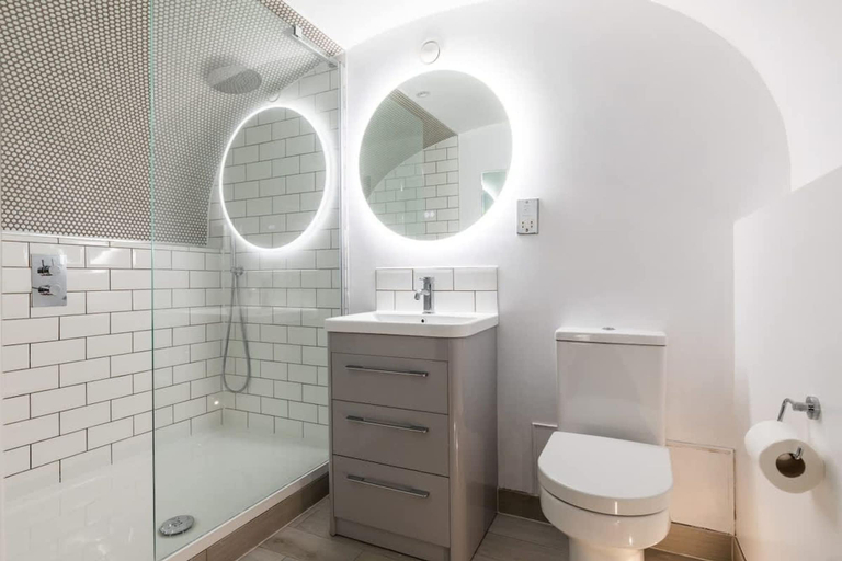 Room 4, Elegant Georgian Flat in Historic Bath With Garden, Bath and North East Somerset