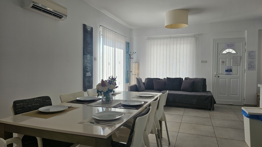 Room 2, 55 ATH - Stay Villa Harsha