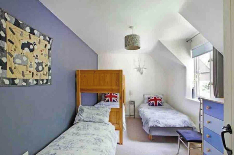 Room 5, 5-bed Home - Sleeps 12, Pool, Garden & Play Area, Somerset
