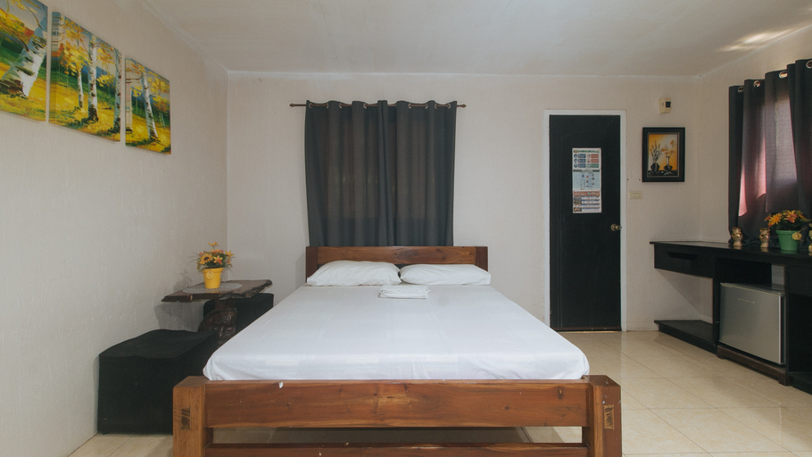 Bedroom 3, Riannes Beach Resort by RedDoorz, Leganes