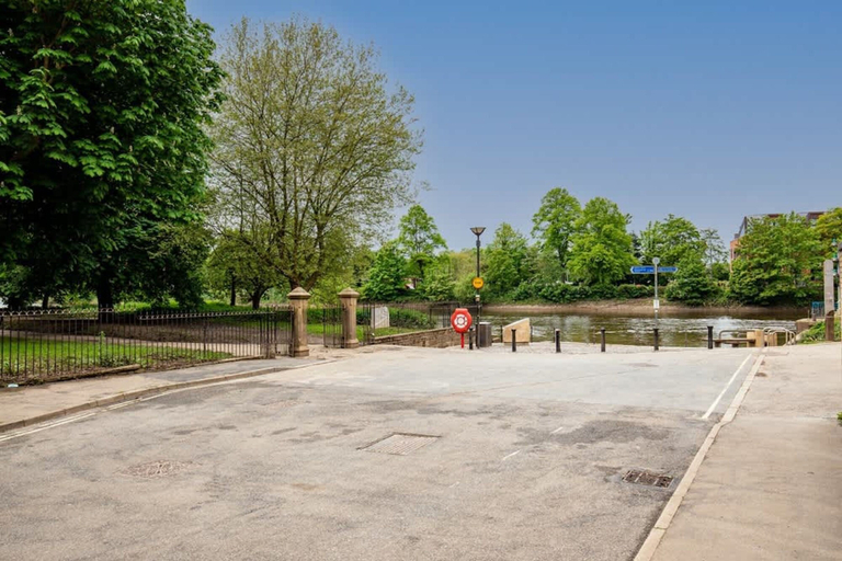 Room 5, Blue Bridge View - Sleeps 7 With Free Parking, York