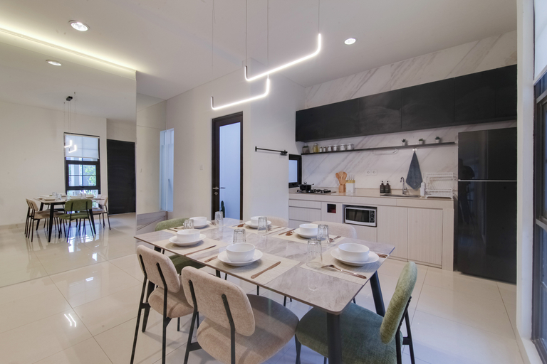 Dining Room 4, 3BR Wisteria W/ Shared Pool, East Jakarta