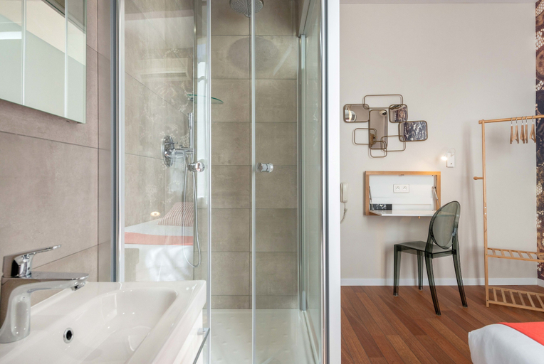 Bathroom 3, Hôtel Cecil, Alpes-Maritimes