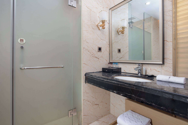 Bathroom, Ramada By Wyndham Changsha North, Changsha