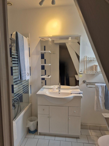 Bathroom 5, Villa des Iris, Oise