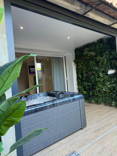 Others 4, Residence K and C, Vaucluse
