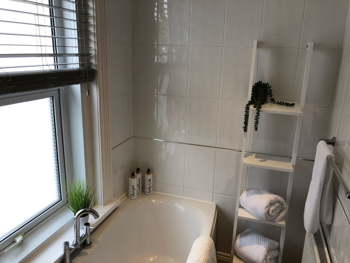 Bathroom, Apartmentsleeps6-balcony-freep-whiterabbitretreat, Poole