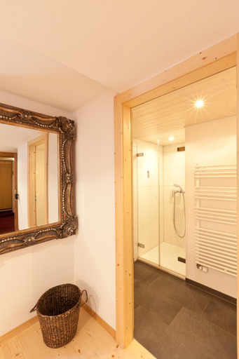 Bathroom 3, Hotel Posta, Surselva