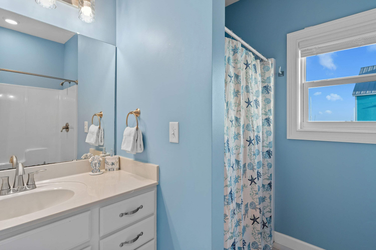 Room 5, Mermaid Manor Waterfront Haven w Hot Tub Dock, Monroe
