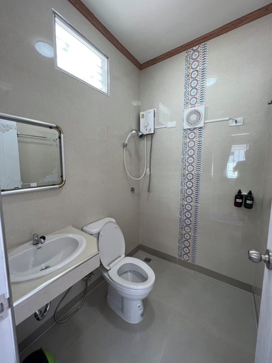 Bathroom 5, Bualuang Angthong Hotel, Muang Ang Thong