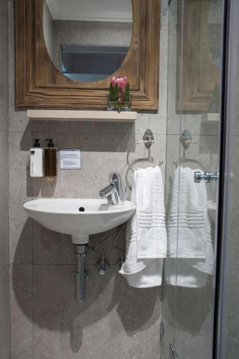 Bathroom 4, Avemore Jan Cats no 2- with backup power, Cape Winelands