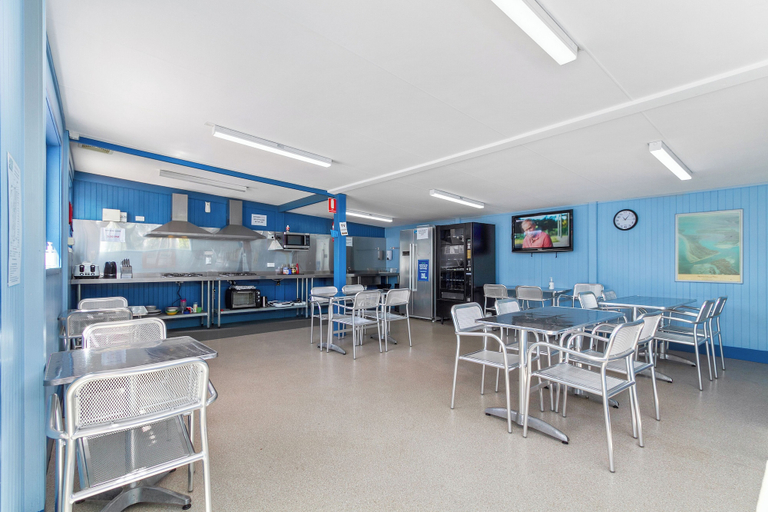 Food & Drinks, Waters Edge Holiday Park, E. Gippsland - Bairnsdale