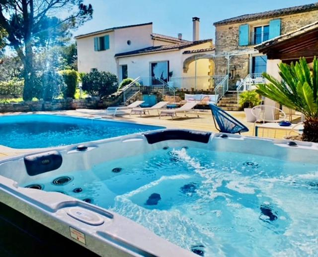 Sport & Beauty 5, Domaine en pierre avec piscine et jacuzzi au Mas Lucia, Gard