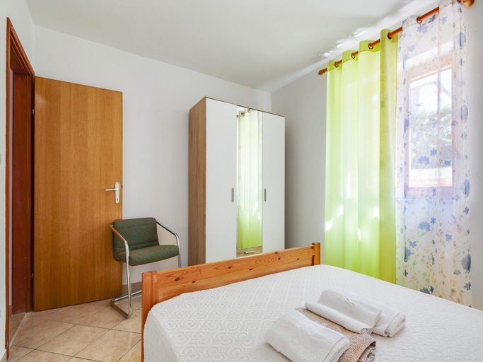 Bedroom 2, Secluded Apartment in Poreč with Garden, Poreč