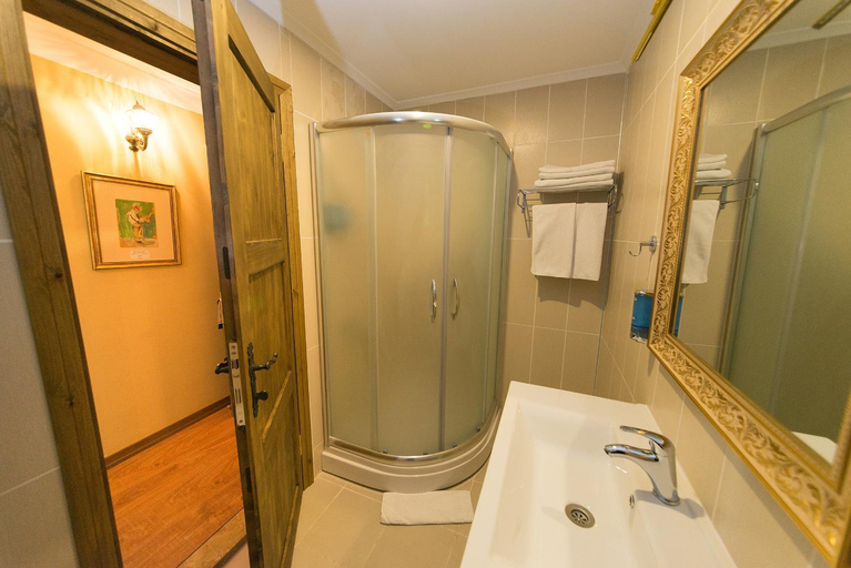 Bathroom 5, Edahan Hotel, Biga