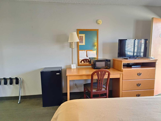 Bedroom 2, Executive Inn, Gregg