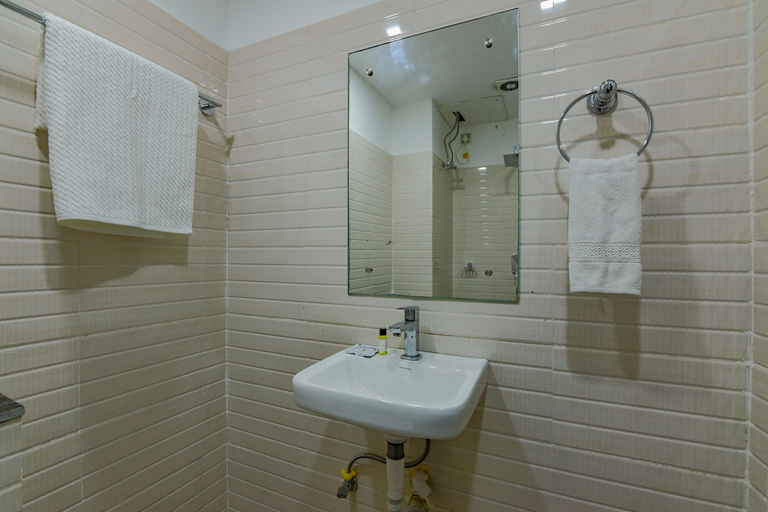 Bathroom 4, Fabhotel Middleton Desire, Cuttack