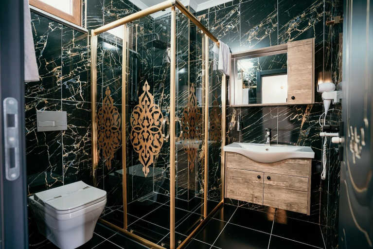 Bathroom 5, Gardenhill Village, Maçka