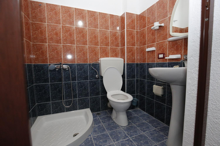 Bathroom 3, BedGodini, Kavajës