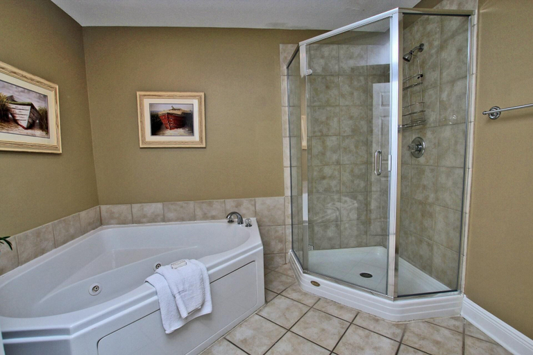 Bathroom 4, San Carlos 1001, Baldwin