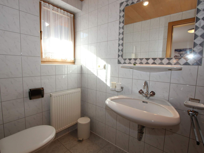 Bathroom 3, Apartment in Huben Near Ski Slopes, Imst