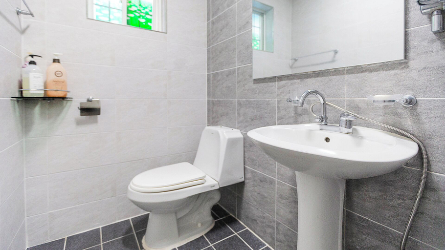 Bathroom 4, Sometown Pension, Geoje