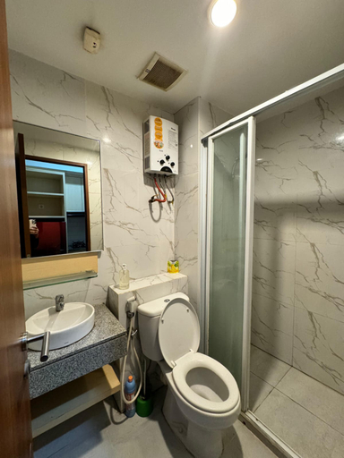 Bathroom, Apartemen Grand Kamala Lagoon by Kenzie, Bekasi