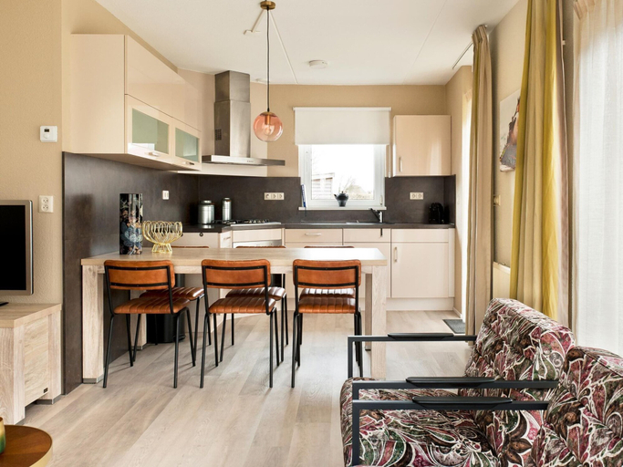 Dining 2, Bungalow Near De Alde Feanen With Spa, Tytsjerksteradiel