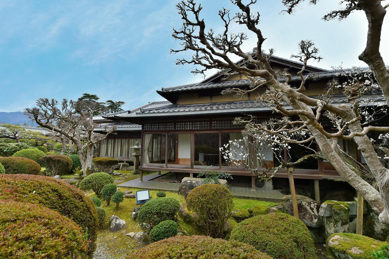 Exterior & Views