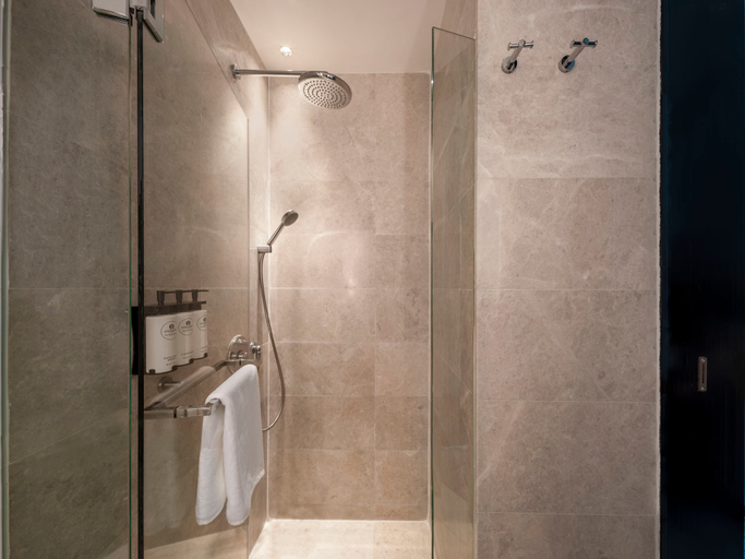 Bathroom 16