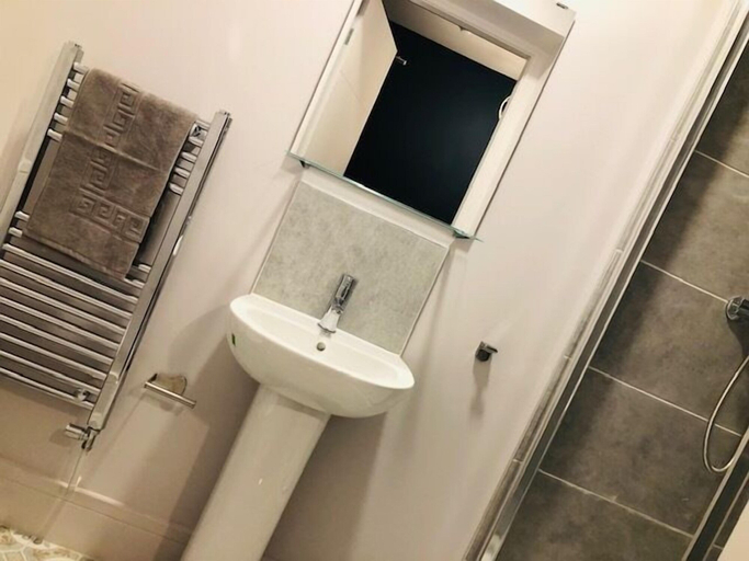 Bathroom 3, Townhouse Plus @ London Road Stoke, Stoke-on-Trent