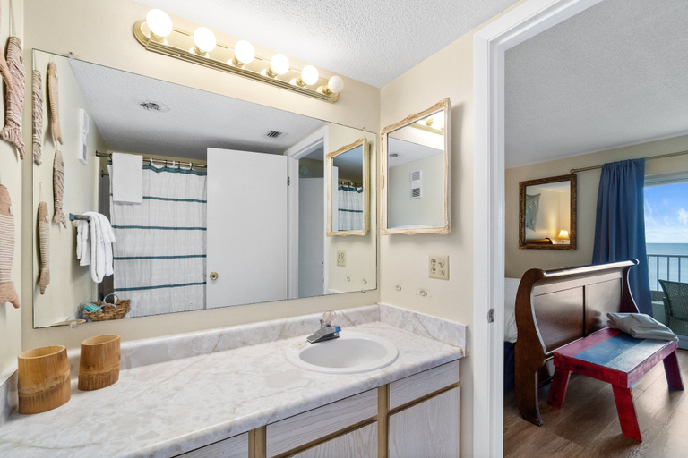 Bathroom 4, Moonspinner by Book That Condo, Bay
