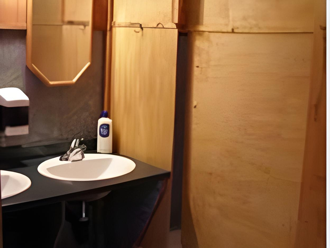 Bathroom, Noah's Ark Campground, Columbia-Shuswap