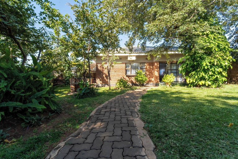 Exterior & Views, KhayaLethu Holiday Home, Hwange