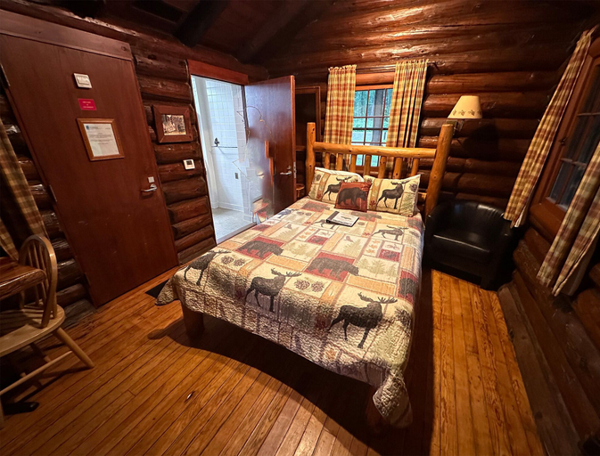 Bedroom 3, White Pines Lodge, Ogle