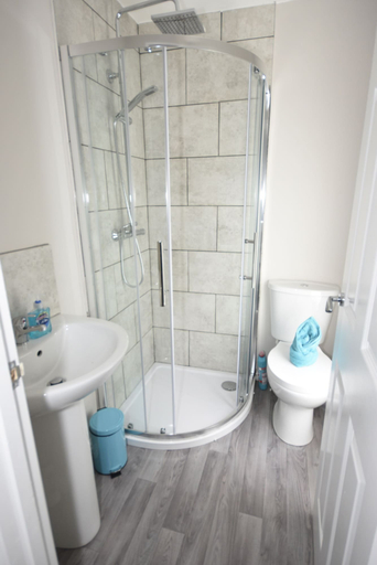 Bathroom 2, Townhouse @ 32 Penkhull New Road Stoke, Stoke-on-Trent