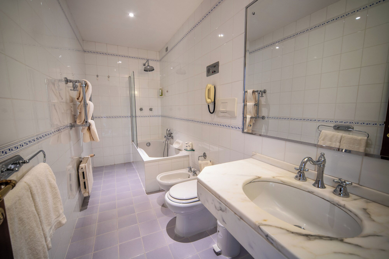 Bathroom 4, Grand Hotel Bastiani, Grosseto