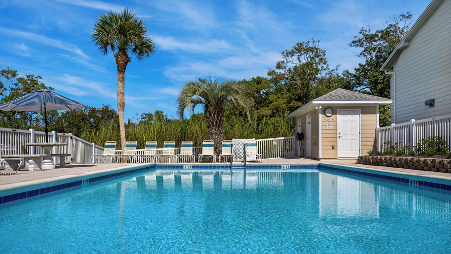 Townhouse Only 2 Min Walk to Beach; Community Pool, and More!, Bay