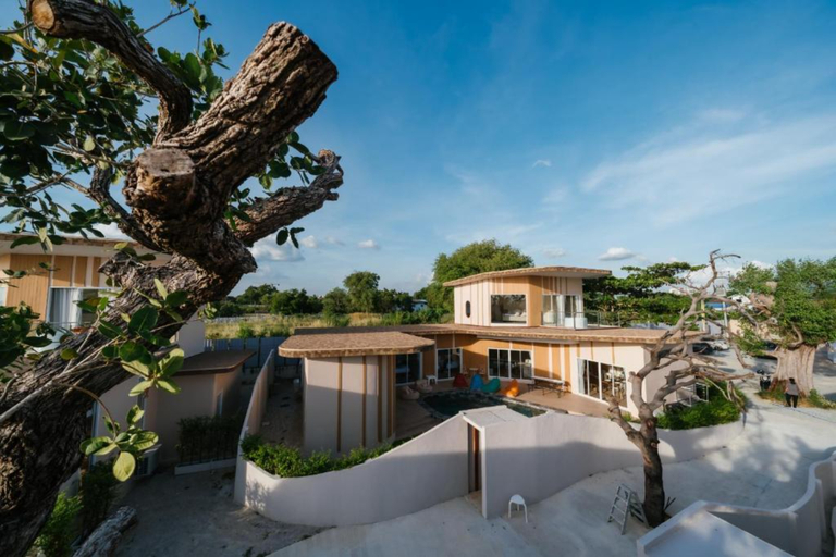 Exterior & Views