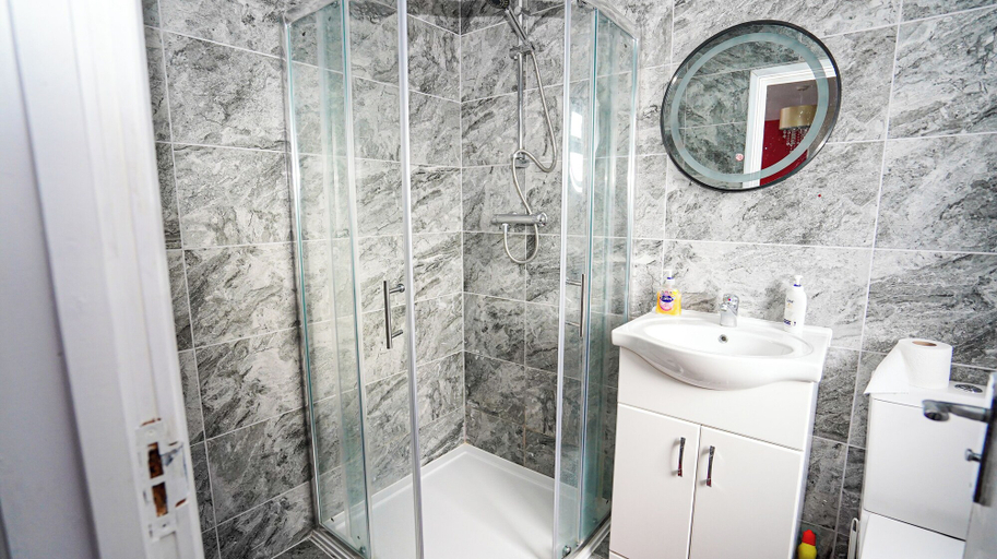 Bathroom 5, 59B Comfortable Home Sleeps 8, London