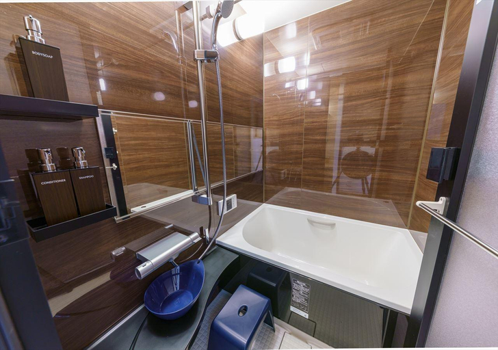 Bathroom 2, Inn Sparrow, Taitō