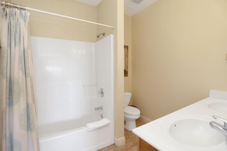 Bathroom 4, Dunes Club 1B, Gulf