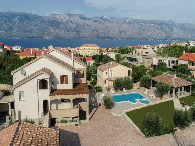Exterior & Views, Spacious Holiday Home With Swimming Pool, Ražanac