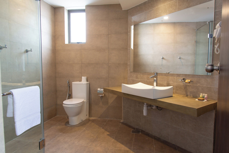 Bathroom 3, Marine Suites, Thimbirigasyaya