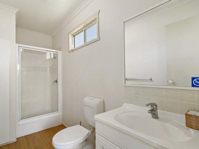 Bathroom 3, Waters Edge Holiday Park, E. Gippsland - Bairnsdale