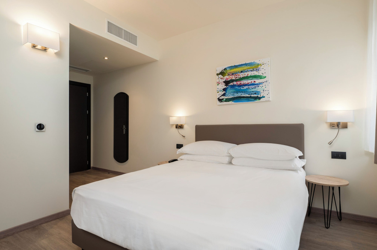 Bedroom 2, Plaza, Pavia